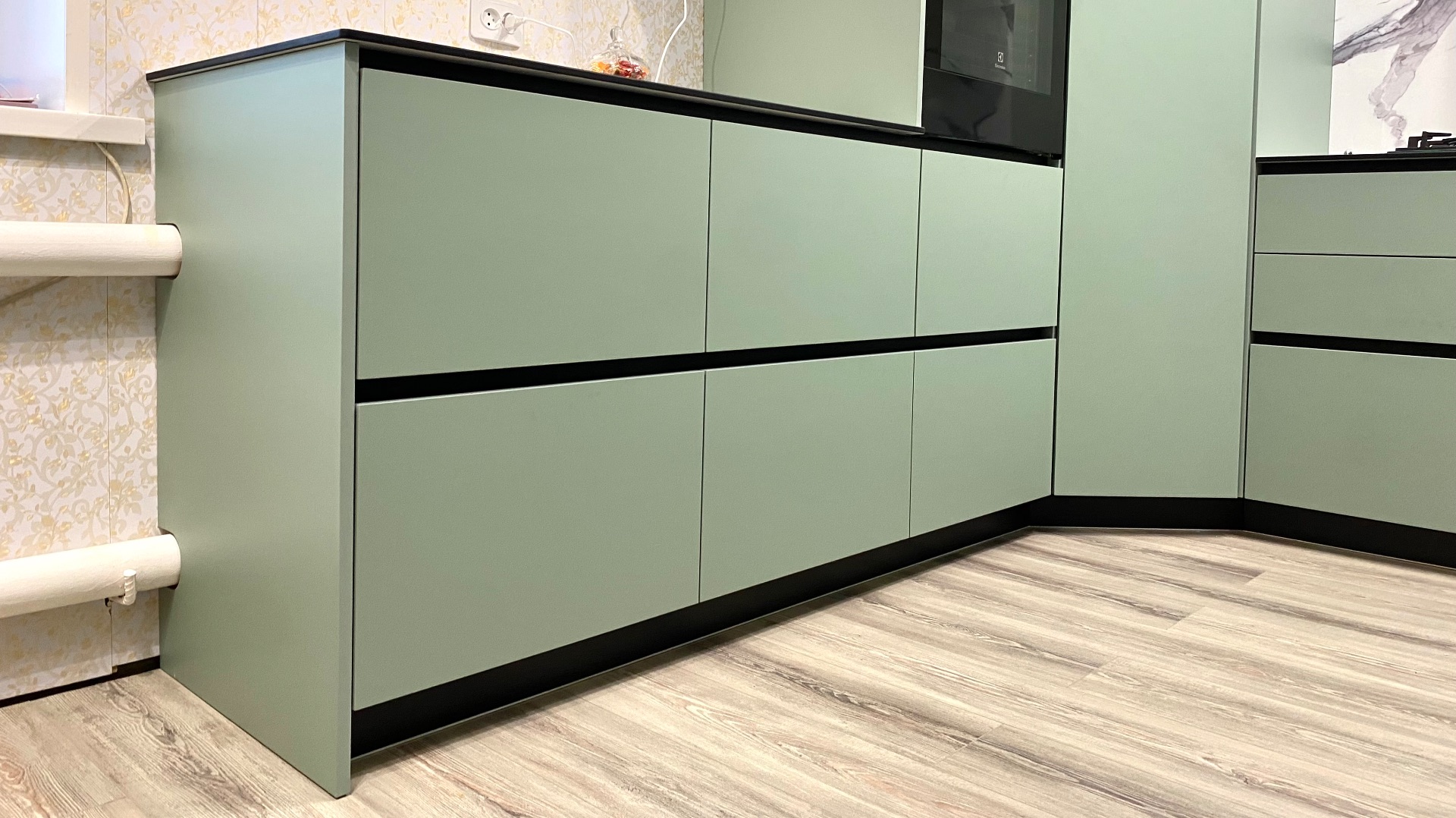 Обзор сложной «П» образной кухни.