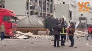 Кадры логистического центра в Святошинском районе Киева, который был поражен сегодня ночью