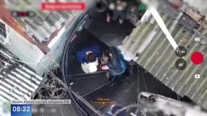 Бойцы ВС РФ вывели семью с ребенком из разрушенного Волчанска: кадры с дронов