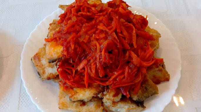 Жареная Рыбка /  Жаренная Рыбка под Овощной Шапочкой /