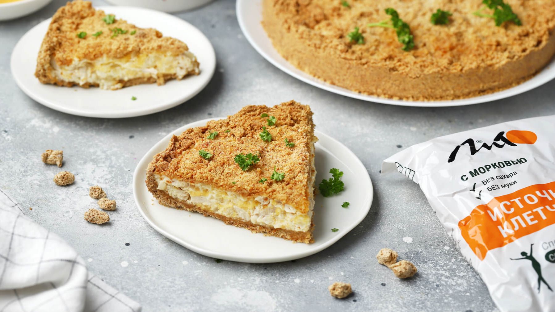 Насыпной пирог с отрубями и начинкой из курицы