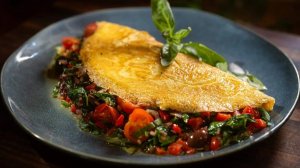 Нежный омлет с фетой, оливками и обжаренными овощами