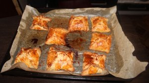 Немного об огороде и пирожки из слоеного теста с зелёным луком и яйцом.