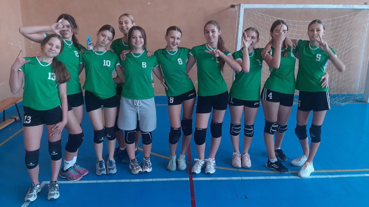 дружеская встреча по волейболу между спортсменками школы №1 и школы из Тополиного. смотреть онлайн