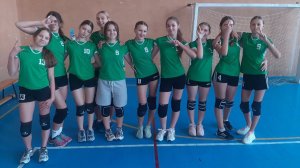 дружеская встреча по волейболу между спортсменками школы №1 и школы из Тополиного.