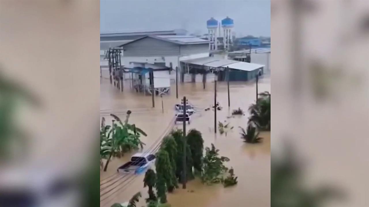 Туристы оказались заблокированы в отелях Таиланда из-за мощного наводнения.