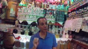 Наткнулись на настоящего крокодила в магазинчиках при отеле