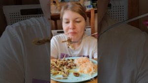 Жареная картошка с вешенками, квашеная каауста