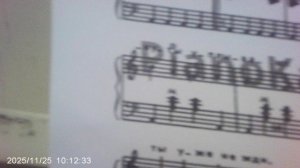 Пианино: Разбираю 2 такта мелодии "Голубой Вагон"