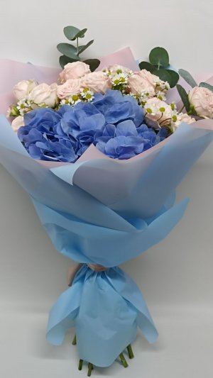 Букет из роз и гортензии Кира