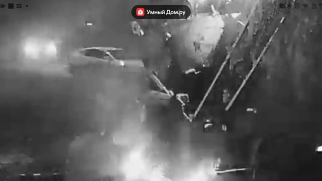 мусоровоз рарз забирает мусор.