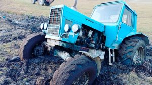 Застрявшие трактора МТЗ. МТЗ в ловушке борьба с бездорожьем.