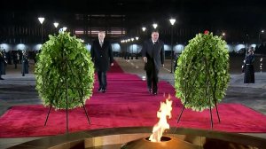 Путин и Жапаров возложили цветы к мемориалу "Вечный огонь" в Бишкеке: видео