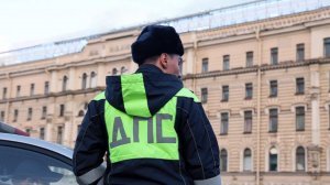 Лихач без прав протащил инспектора на двери машины в Томской области