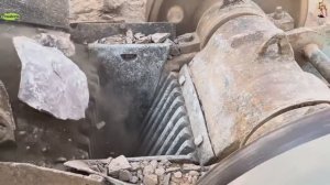 Строительство, дробление щебёнки