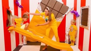 Крис играет с детскими масками и другие веселые приключения с друзьями!