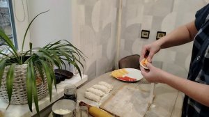 Слойки с крабовыми палочками и сыром