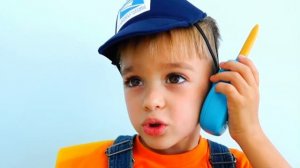 Ники и Влад играют с машинками и веселятся вместе!