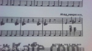 Пианино: разбираю первые четыре ноты мелодии "Голубой вагон"