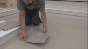 Как клеить ПВХ плитку на пол, пошаговая иснтрукция