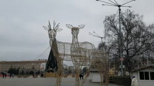 251125 Девятиметровые фигуры Дед Мороз и Снегурочка светящиеся олени ёлка площадь Ленина город Орёл