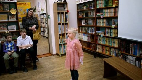 Стихи С.Я. Маршака читают юные артистки театральной студии "Ступеньки" г. Приморско-Ахтарск