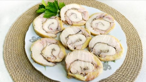 Очень вкусный РУЛЕТ из целой КУРИЦЫ! Пошаговый рецепт!