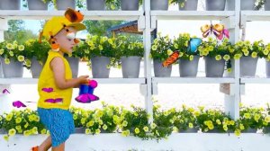 Крис и мама учатся собирать фрукты и овощи и кормить животных на ферме