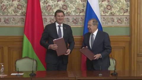 С.Лавров и М.Рыженков подписывают итоговые документы