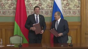 С.Лавров и М.Рыженков подписывают итоговые документы