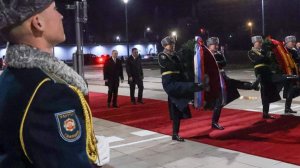 Путин и Жапаров возложили венки к Вечному огню на площади Победы в Бишкеке