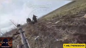 Эвакуация раненых во время стрелкового боя с видом от первого лица