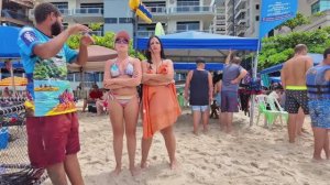 Встретил бразильских красавиц, которые без стеснения разгуливают в микробикини по пляжу 👙✨