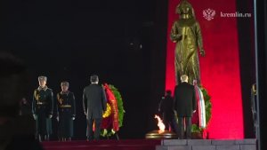 Владимир Путин и Садыр Жапаров возложили венки мемориалу «Вечный огонь» на площади Победы в Бишкеке