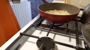 Готовлю куриную голень в луковом соусе.