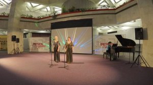 Однозвучно гремит колокольчик.  Поют Людмила Горнаева и Нелли Семёнкина. За роялем Татьяна Уваркова.