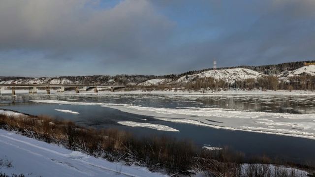 Красивый день ноября. Река На Томи ледостав. Радужное небо. Кемерово