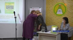 Кыраайы үөрэтээччи Федора Харитонова саҥа кинигэтин биһирэмэ.