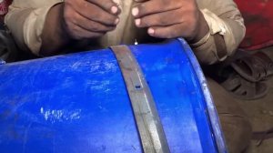 Производство ручных тачек из пластиковых бочек. Пакистан
