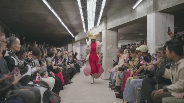 Показ женской коллекции Comme des Garçons весна-лето 2026