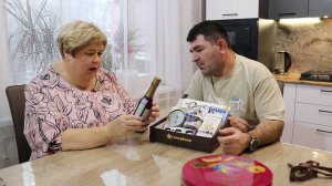 Открываем подарки. Что дарят в России на новый год? Пробуем вкусняшки.