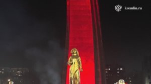 Лидеры России и Киргизии к мемориальному комплексу «Вечный огонь» на площади Победы в Бишкеке