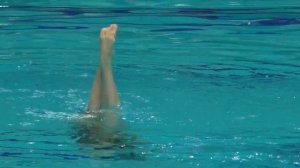 Красиво она купается