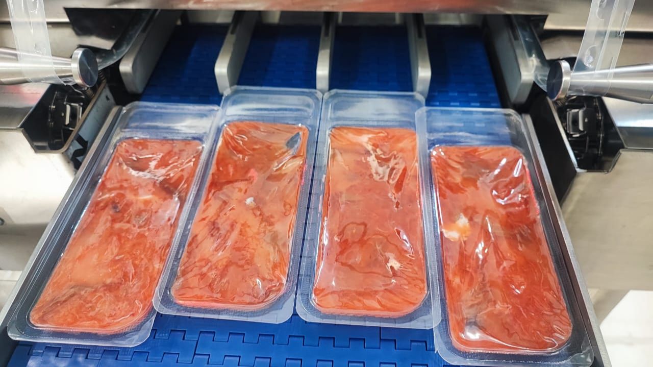 Упаковка рыбы в жесткие пленки на термоформере OPACK QZ 1000 MIDI