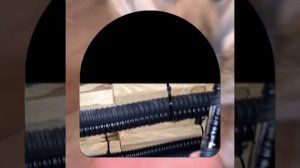 1000040975.mp4 (Собака смотрит на монтаж электропроводки (распайку р/коробок) в доме А-фрейм)