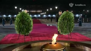 Владимир Путин и Садыр Жапаров возложили венки к мемориалу «Вечный огонь» на площади Победы в Бишкек