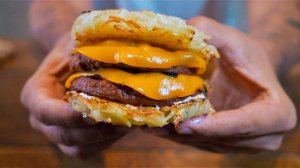 Бургер с драниками вместо булок — это реально вкусно!