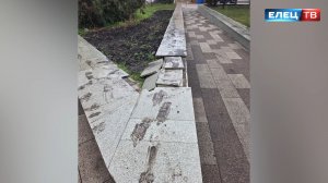 Вандалы испачкали и повредили плитку в сквере Бунина