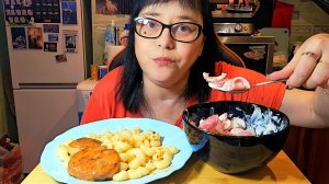 Мукбанг | Котлеты с макаронами в подливе и салатик | Обжор Асмр