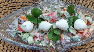 Овощной салат с шариками моцареллы. Сочетание овощей и сыра отличное.